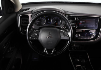 Подержанный автомобиль Mitsubishi Outlander 2019 года (10 фото)