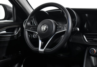 Подержанный автомобиль Alfa Romeo Giulia 2018 года (16 фото)