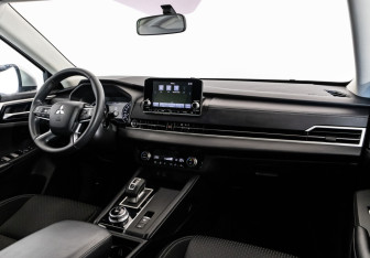 Подержанный автомобиль Mitsubishi Outlander 2022 года (11 фото)