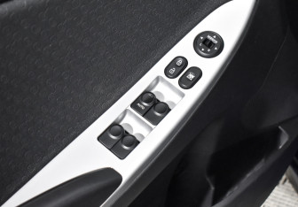 Подержанный автомобиль Hyundai Solaris Hatchback 2012 года (10 фото)