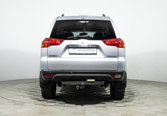 Подержанный автомобиль Mitsubishi Pajero Sport 2011 года (6 фото)