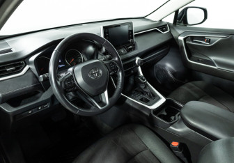 Подержанный автомобиль Toyota RAV4 2021 года (11 фото)