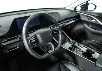 Подержанный автомобиль Omoda C5 2023 года (11 фото)