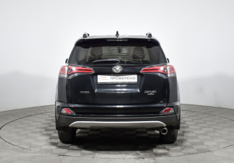Подержанный автомобиль Toyota RAV4 2016 года (6 фото)