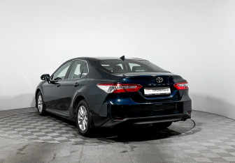Подержанный автомобиль Toyota Camry Sedan 2019 года (7 фото)