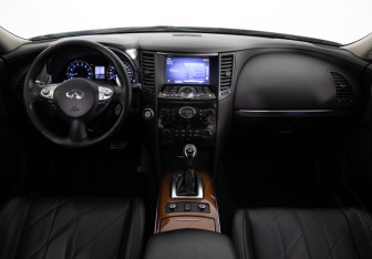 Подержанный автомобиль Infiniti QX70 2013 года (9 фото)