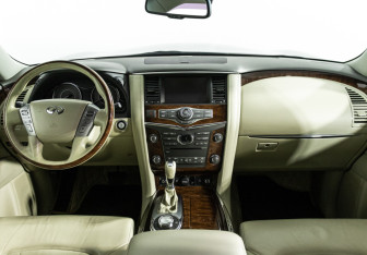 Подержанный автомобиль Infiniti QX80 2015 года (13 фото)