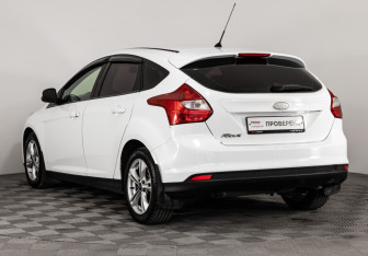 Подержанный автомобиль Ford Focus Hatchback 2012 года (7 фото)