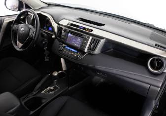 Подержанный автомобиль Toyota RAV4 2013 года (15 фото)