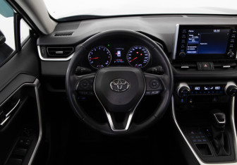 Подержанный автомобиль Toyota RAV4 2020 года (10 фото)