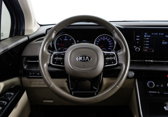 Подержанный автомобиль Kia Carnival 2020 года (12 фото)