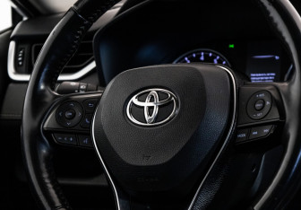 Подержанный автомобиль Toyota RAV4 2020 года (13 фото)