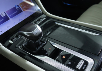 Подержанный автомобиль Hongqi H5 2024 года (17 фото)