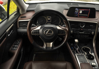Подержанный автомобиль Lexus RX 2021 года (12 фото)