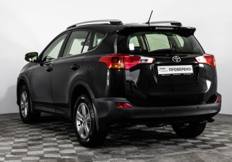 Подержанный автомобиль Toyota RAV4 2014 года (7 фото)