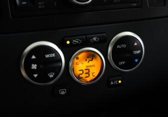 Подержанный автомобиль Nissan Tiida Hatchback 2008 года (14 фото)