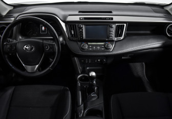 Подержанный автомобиль Toyota RAV4 2017 года (15 фото)