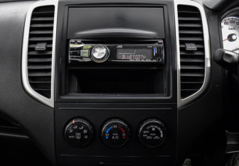 Подержанный автомобиль Nissan Wingroad 2005 года (13 фото)