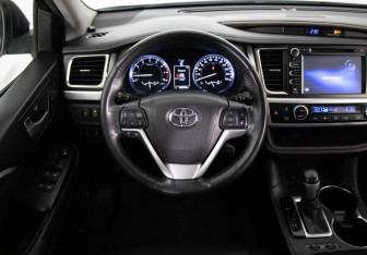 Подержанный автомобиль Toyota Highlander 2015 года (10 фото)