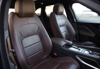 Подержанный автомобиль Jaguar F-Pace 2017 года (25 фото)