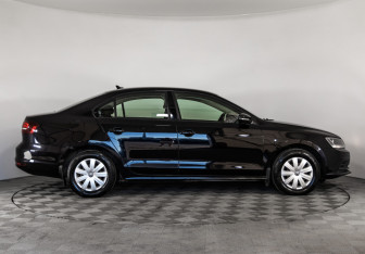 Подержанный автомобиль Volkswagen Jetta Sedan 2017 года (4 фото)