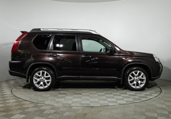 Подержанный автомобиль Nissan X-Trail 2013 года (4 фото)