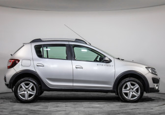 Подержанный автомобиль Renault Sandero 2015 года (4 фото)