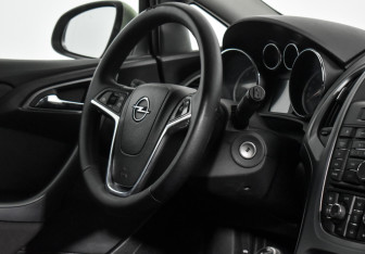 Подержанный автомобиль Opel Astra Hatchback 2011 года (13 фото)