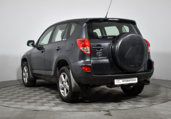 Подержанный автомобиль Toyota RAV4 2008 года (7 фото)