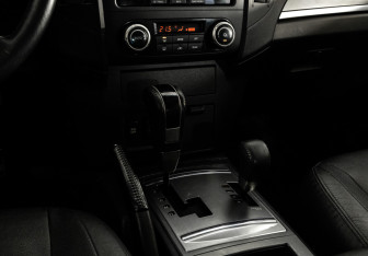 Подержанный автомобиль Mitsubishi Pajero 2014 года (13 фото)