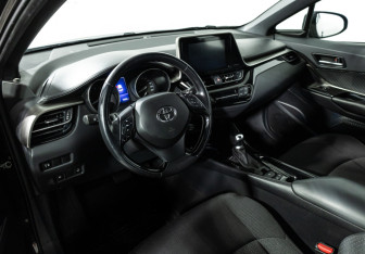 Подержанный автомобиль Toyota C-HR 2019 года (11 фото)