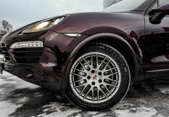 Подержанный автомобиль Porsche Cayenne 2014 года (3 фото)