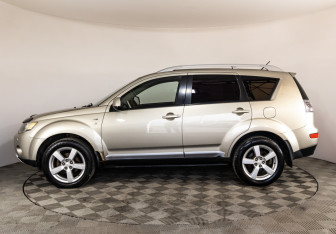 Подержанный автомобиль Mitsubishi Outlander 2008 года (8 фото)