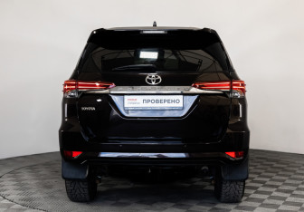 Подержанный автомобиль Toyota Fortuner 2018 года (6 фото)