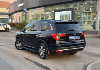Подержанный автомобиль Honda Pilot 2017 года (8 фото)