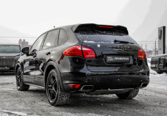 Подержанный автомобиль Porsche Cayenne 2010 года (10 фото)