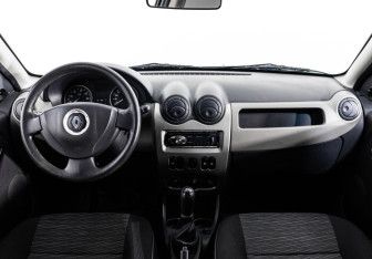 Подержанный автомобиль Renault Sandero 2012 года (10 фото)