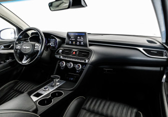 Подержанный автомобиль Genesis G70 2018 года (11 фото)