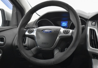 Подержанный автомобиль Ford Focus Sedan 2011 года (14 фото)