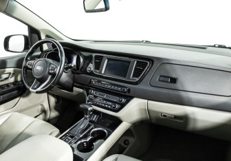 Подержанный автомобиль Kia Carnival 2019 года (9 фото)