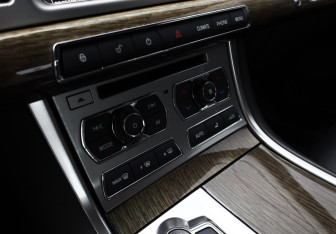 Подержанный автомобиль Jaguar XF Sedan 2015 года (18 фото)