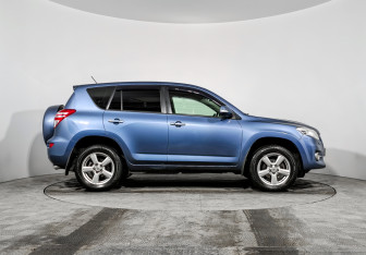 Подержанный автомобиль Toyota RAV4 2010 года (4 фото)