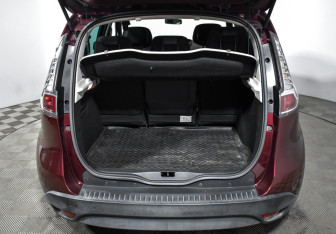 Подержанный автомобиль Renault Scenic 2013 года (18 фото)