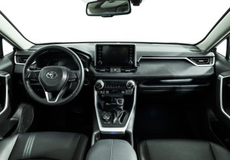 Подержанный автомобиль Toyota RAV4 2021 года (13 фото)