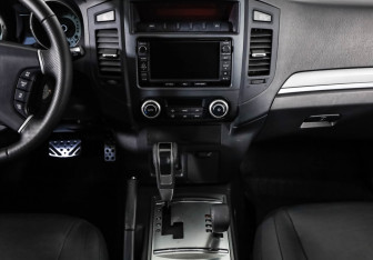 Подержанный автомобиль Mitsubishi Pajero 2014 года (14 фото)