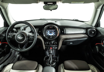 Подержанный автомобиль MINI Hatch 2015 года (13 фото)