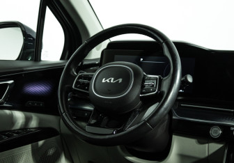 Подержанный автомобиль Kia Carnival 2023 года (16 фото)