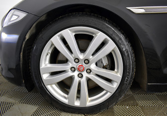 Подержанный автомобиль Jaguar XJ 2016 года (148 фото)