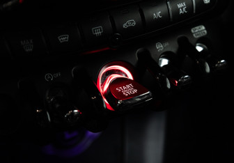 Подержанный автомобиль MINI Hatch 2020 года (15 фото)