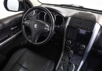 Подержанный автомобиль Suzuki Grand Vitara 2011 года (8 фото)